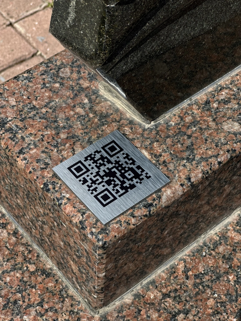 QR-код на пам’ятнику для переходу на цифрову сторінку пам’яті