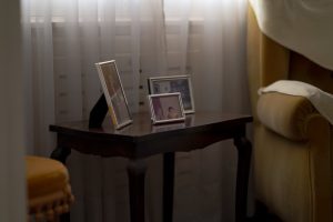 Родина вивчає генеалогічне дерево за старими фото та архівними документами