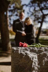 Родина обирає пам'ятник на могилу у кам'яній майстерні, порівнюючи матеріали та форму