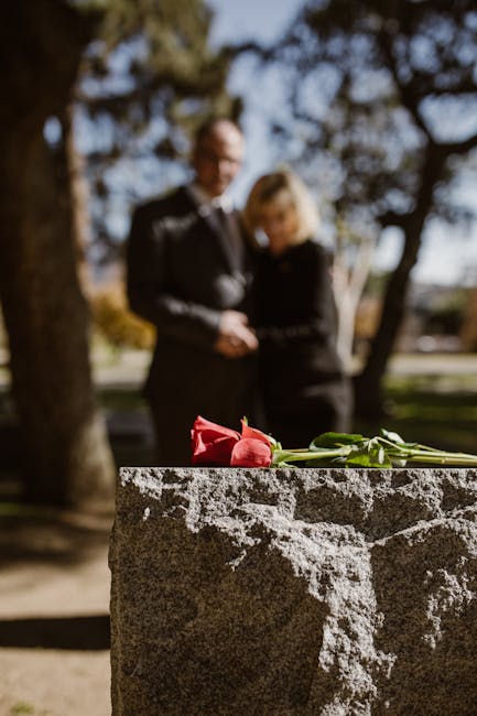 Родина обирає пам'ятник на могилу у кам'яній майстерні, порівнюючи матеріали та форму