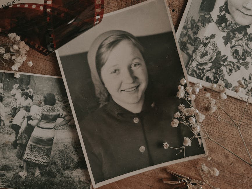 Свіча пам’яті серед сімейних спогадів Свіча пам'яті біля родинних фото на столі в домашньому просторі