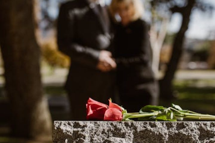 Родина обирає пам'ятник на могилу у кам'яній майстерні, порівнюючи матеріали та форму